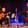 Günter Horn (Gitarre) und Michael Weisel (Kontrabass) bei der Jazzmatinee im Rahmen des Festivals "Klang der Hölzer" in der Disharmonie.