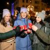 In Gemeinsamkeit schmeckt der Glühwein – wie hier auf dem Würzburger Weihnachtsmarkt – doch gleich viel besser. 