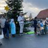 Am Christbaum trafen die Hirten Maria und Josef beim Krippenspiel. Am Christbaum trafen die Hirten Maria und Josef beim Krippenspiel.