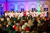 Beim diesjährigen Weihnachtssingen im Würzburger Ratausinnenhof kamen viele Menschen, um gemeinsam Weihnachtslieder zu singen.