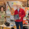 Buch, CD, Heimplanetarium: Die Stadtbücherei im Falkenhaus erweitert ihren Bestand um die „Bibliothek der Dinge“. Von links: Oberbürgermeister Christian Schuchardt, Bibliotheksleiterin Martha Maucher, Projektleiter Lambert Zumbrägel und Kulturreferent Achim Könneke bei der Eröffnung.