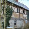 Unter Denkmalschutz, aber so verfallen, dass sich ein Wiederaufbau nicht lohnt, ist dieses Anwesen in Rothausen.