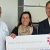 Bei der Spendenübergabe bedankten sich Prof. Dr. Hermann Einsele (links) und Prof. Dr. Andreas Beilhack von der Medizinischen Klinik II des Uniklinikums Würzburg bei Gabriele Nelkenstock vom Verein „Hilfe im Kampf gegen Krebs“ für die fortgesetzte Förderung.