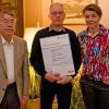 Die Firma Holzbau Rößner GmbH in Euerfeld ehrte Wolfgang Schmiedel (Mitte) für 40-jährige Betriebszugehörigkeit. Neben ihm Firmenchefin Katharina Rößner und Seniorchef Anton Rößner.