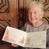 Hildegard Müller aus Oberelsbach mit einem ihrer Werke zur Advents- und Weihnachtszeit.