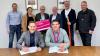 Die Verträge für den Glasfaser-Ausbau in der VG Gerolzhofen wurden unterschrieben (vorne von links): der VG-Vorsitzende, Gerolzhofens Bürgermeister Thorsten Wozniak, und Telekom-Regionalmanager Thomas Hofmann.