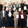 Unterfränkische Schulen nahmen ihre Auszeichnung von Kultusminister Michael Piazolo (rechts) und Gesundheitsminister Klaus Holetschek (links) entgegen.