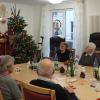 Der Nikolaus las aus seinem goldenen Buch.