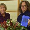 Seit 35 Jahren leitet die Röttingerin Ingrid Gura (links) Vhs-Kurse, wie die Wirbelsäulen-Gymnastik. Zu diesem Jubiläum gratulierte die Geschäftsführerin der Vhs Ochsenfurt, Carmen van Musscher.