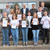 Schüler ab der 8. Klasse der Udo-Lindenberg-Mittelschule, der Ignaz-Reder-Realschule und des Martin-Pollich-Gymnasiums in Mellrichstadt beteiligen sich an einer Umfrage der Streutalallianz. Im Bild (hinten, von links) Allianzvorsitzender Martin Link, Allianzmanagerin Gertraud Kokula, Achim Libischer, Schulleiter der Mittelschule, der ehemalige Schulleiter der Realschule, Ulrich Kluge, und Robert Jäger, Schulleiter des Gymnasiums, mit Schülern beim Projektstart 2019.
