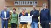 Spendenübergabe vor dem Marktheidenfelder Weltladen (von links): Marktheidenfelds Erster Bürgermeister Thomas Stamm, Ulrike Steigerwald vom Weltladen, Christina Schlembach von der Fairtrade-Steuerungsgruppe, Jochen Hackstein vom Würzburger Partnerkaffee sowie Dr. Josef Deppisch vom Hotel Anker.