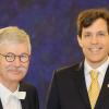 Ronny Thomale (rechts) und Thomas O. Höllmann, Präsident der Bayerischen Akademie der Wissenschaften.