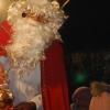 Der Nikolaus verteilt kleine Geschenk-Päckchen an die Kinder.