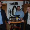 Die Braumeister (von links) Marcus Lifferth, Jacob Pritzl, Otto Resch und ihre gelungenen Produkte: Hopfenbier, Winterweiße, Bierbrand und Whisky "Old Owl". Die Braumeister (von links) Marcus Lifferth, Jacob Pritzl, Otto Resch und ihre gelungenen Produkte: Hopfenbier, Winterweiße, Bierbrand und Whisky "Old Owl".