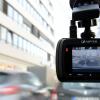 Eine sogenannte Dashcam, befestigt an der Windschutzscheibe, filmt den Verkehr aus einem Auto. (Symbolfoto)