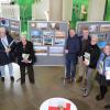 Landrat Thomas Eberth (Mitte) gratulierte bei einer kleinen Vernissage im Landratsamt den Gewinnerinnen und Gewinnern des Jubiläums-Fotowettbewerbs des Landkreises Würzburg. Als Preisträger freuten sich: (von links) Gottfried Kürbiß, Ekkehard Römmelt, Jutta Arens, Hannelore Grimm, Armin Martin (erster Preis), Andrea Weber (zweiter Preis), Verena Düchs, Renate Scheurich und Motty Henoch.