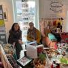 Sigrid Daum (links) und Alexandra Greser vom Team tauschbar am gut gefüllten Stand auf dem Reichenberger Weihnachtsmarkt.