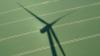 Eine Windenergieanlage wirft einen Schatten auf ein Feld.  Der Planungsausschuss stellt die Weichen für den Ausbau der Windenergie in der Region. 