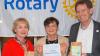 Petra Weingart (Vizepräsidentin Rotary Club Schweinfurt-Peterstirn, links) bedankt sich bei Maria Riegel für ihren Einsatz. Dem schließt sich Präsident Kurt Krause an.