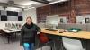 Anna Fröhlich, Leiterin der Bibliotheksnutzung im neuen Eingangsbereich der Hochschulbibliothek der FHWS am Standort Schweinfurt. Im Hintergrund ist die Fototapete eines Ausschnitts der Stiftsbibliothek der Klosterkirche zu Waldsassen zu sehen.