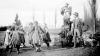 Ein Fotograf mit Plattenkamera in Aktion war vor über 100 Jahren ein Ereignis. Kinder führten einen Freudentanz auf.