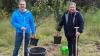 Die Bürgermeister Wolfram Thein (links) und Christopher Other pflanzten beim "Einheitsbuddeln" jeweils eine Rotbuche im ehemaligen Grenzstreifen.
