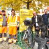 Die Bauhof-Mitarbeiter Christian Marschall (von links) und Lutz Manuel, Zweiter Bürgermeister Reinhold Giebfried sowie Walter Dietz und Günter Jira vom Bayernwerk waren bei der Einweihung der neuen E-Bike-Ladestation in Hofheim dabei.
