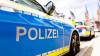 Zwei Einsatzfahrzeuge der Polizei stehen am Straßenrand (Symbolfoto).