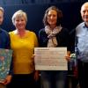 Wolfgang Graf (l.), Ursula Graf (l.m.) und Martin Zirk (r.) vom Obst- und Gartenbauverein Unterdürrbach, sowie Vorstandsmitglied Saskia Homberg (r.m.) vom Verein für ökologisches Lernen e.V., bei der Übergabe des Spendenschecks an den Waldkindergarten Baumhaus.