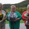 Einen Blumengruß und Abschiedsgeschenk gab es beim Sommerfest für das Vorstandsteam mit (von links) Barbara Mann, Vorsitzender Ingeborg Geldner und Veronika Engel.