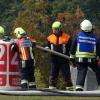 Gemeinsame Großübung: Die Flughelfer der Feuerwehr Bischofsheim befüllten zusammen mit den Kameraden der Feuerwehr Ermershausen den Löschwasserbehälter des Hubschraubers.