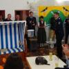 Über den Strandkorb, das Gastgeschenk der Delegation aus Wyk, freuten sich die Auber beim Freundschaftsabend sehr.
