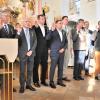 Landrat Florian Töpper (rechts) vereidigte in der Gernacher Kirche die neu ernannten Siebener.