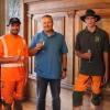 Zur bestandenen Abschlussprüfung ein Glas Sekt und ein Geschenk: Oberbürgermeister Stefan Güntner, Justus Wendemuth, Bauhofleiter Georg Günther, Lorenz Spiegel und der Leiter der Stadtgärtnerei, Manuel Schömig.