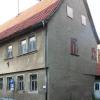 Das kleine Gebäude zwischen den großen Gebäuden Herrnstraße 35 und 37 soll abgerissen werden. Dafür soll ein nutzbarer Innenhof entstehen. Bücherei, Archiv und eine historische Druckerei sollen in den Häusern nach der Sanierung unter anderem Platz finden.