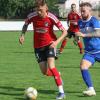 Marcel Scherer (links) vom SC Schwarzach ist Lukas Kirchner vom TSV Kleinrinderfeld einen Schritt voraus. Die Schwarzacher setzten sich zu Hause im Bezirksliga-Kellerduell durch.
