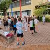 Die Kinder beim Schlussgottesdienst des Schuljahres 2021/22 auf dem Schulhof der Grundschule in Stammheim.