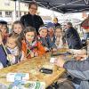 Unter den Augen ihrer Lehrerin Angelika Höring und der Anleitung von Pedro Mazzarini von der Umweltstation war die Klasse 2b der Goethe-/Keplerschule mit Feuereifer bei der Sache. FOTO Franz Nickel