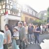 In einer langen Schlange musste man sich anstellen, in der Hoffnung, ein Stück Zwiebelplootz zu bekommen. In einer langen Schlange musste man sich anstellen, in der Hoffnung, ein Stück Zwiebelplootz zu bekommen.