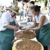 Der im Holzbackofen gebackene Zwiebelplootz fand beim Weinfest des Unfindener Schützenvereins reißenden Absatz.