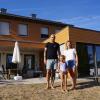 Martin Enders und Julia Rott mit Töchterchen Luna. Sie haben sich in Bischofsheim ein  modernes und zugleich gemütliches Eigenheim geschaffen.