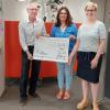 1. Bürgermeister Harald Kopp, Friederike Frank, 1. Vorsitzende Partnerschaftskomitee, und Annette Brückner von der Sparkasse Mainfranken Marktbreit bei der symbolischen Scheckübergabe. 1. Bürgermeister Harald Kopp, Friederike Frank, 1. Vorsitzende Partnerschaftskomitee, und Annette Brückner von der Sparkasse Mainfranken Marktbreit bei der symbolischen Scheckübergabe.