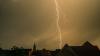 Blitz über Gelchsheim im südlichen Landkreis Würzburg (Archivfoto aus dem Jahr 2017).  An diesem Wochenende gab es über dem Ort ein kräftiges Gewitter mit sehr hohen Niederschlagsmengen.