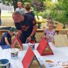Beim Kindertag des Obst- und Gartenbauverein Hausen wurden bunte Vogelhäuschen aus Holz gebaut und bemalt.