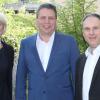 Geschäftsführerin Michaela Lierheimer (links) und Personalratsvorsitzender Remo Hein (rechts) gratulierten Klaus Burger zum 40. Dienstjubiläum bei der AOK Heilbronn-Franken