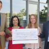 5000 Euro wurden in Verbindung mit der Bewegungs-Challenge des Uniklinikums von der VR-Bank  übergeben: (von links): Prof. Dr. Jens Maschmann (UKW), Gabriele Nelkenstock (Hilfe im Kampf gegen Krebs e.V.), Sabrina Seitz (UKW) sowie Claus Reder (VR-Bank Würzburg).