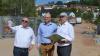 Treffpunkt Baustelle: Landrat Thomas Bold (links), Oberbürgermeister Dirk Vogel und Michael Fuchs (rechts), der Leiter der Schweinfurter Straßenbaubehörde, tauschten sich am Mittwoch an der Garitzer Kreuzung zum aktuellen Baufortschritt aus.  