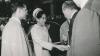 Jede Menge Schaulustige waren am 25. August 1966 vor dem Kurhaushotel in Bad Kissingen zusammengekommen, um bei der Begrüßung des thailändischen Königspaares Bhumibol (links) und Sirikit (Mitte) durch den damaligen Oberbürgermeister  Hans Weiß (rechts)  dabei zu sein. 