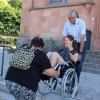 Die Kirchentreppe ist von einem Rollstuhlfahrer (hier: Gertraud Kokula) nicht zu überwinden. Altbürgermeister Alois Gensler und Johanna Dietz helfen tatkräftig mit. Die Kirchentreppe ist von einem Rollstuhlfahrer (hier: Gertraud Kokula) nicht zu überwinden. Altbürgermeister Alois Gensler und Johanna Dietz helfen tatkräftig mit.
