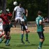 Iliasu Salaudeen von Türkiyemspor Schweinfurt (weißes Trikot) kommt in dieser Szene nach einem Eckball vor Schleeriethts Torhüter Nico Treutlein an den Ball, bringt diesen aber nicht im SG-Tor unter.